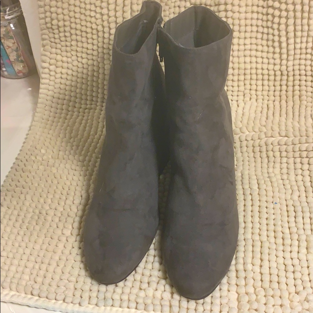 🌺Abbie and Lexi Suede Ankle Boots, Size 9, Grey.